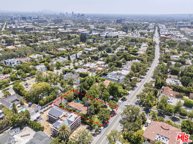 602 N Crescent Drive, Beverly Hills CA: https://media.crmls.org/mediaz/fa6cf908-3f95-4a5b-b6bc-a548ebed9dff.jpg