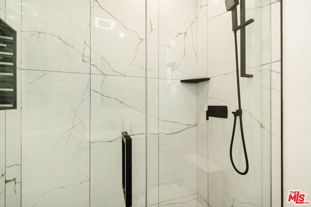 609 21st Place, Santa Monica CA: https://media.crmls.org/mediaz/fa6d50aa-19d1-4412-97f7-f06bc0f81dc8.jpg