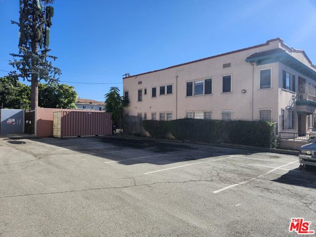 4260 S Figueroa Street, Los Angeles CA: https://media.crmls.org/mediaz/fa6d5f7a-6c3e-4ceb-b070-0d044333f031.jpg