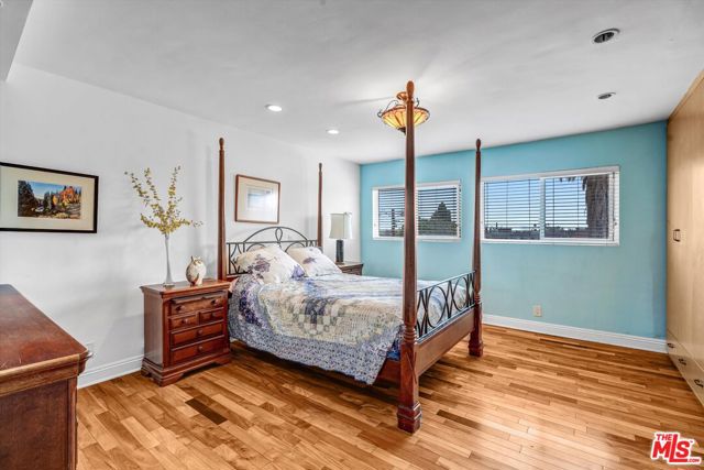 910 S Holt Avenue, Los Angeles CA: https://media.crmls.org/mediaz/fa6e83ec-a27b-4dfe-9db2-7ca729b693cd.jpg