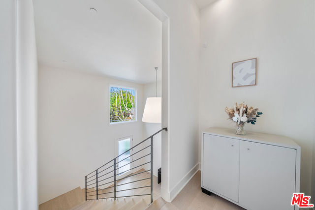10148 Angelo Circle, Beverly Hills CA: https://media.crmls.org/mediaz/fa6eacaa-b9ef-499e-8746-6bb3f99529c5.jpg