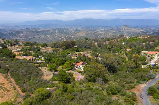 28628 Mountain Meadow Rd, Escondido CA: https://media.crmls.org/mediaz/fa6eba67-c47a-40aa-b51b-ece207f6ca58.jpg