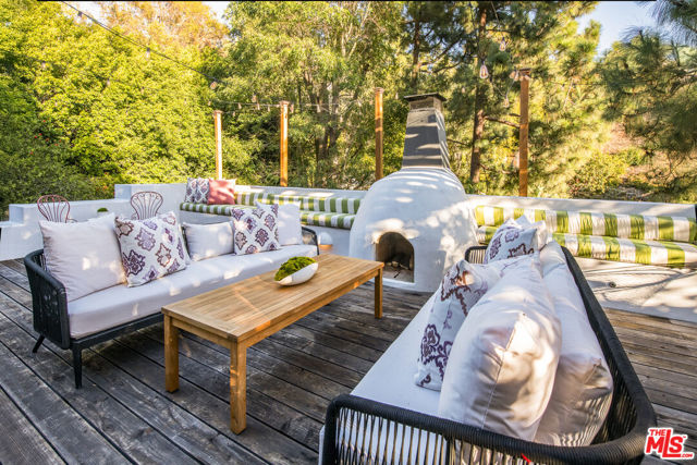 8027 Willow Glen Road, Los Angeles CA: https://media.crmls.org/mediaz/fa6ed4f9-18a2-495f-8c17-0d02439d9ad3.jpg