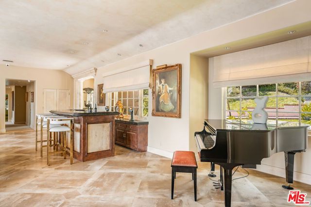 10820 Ambazac Way, Los Angeles CA: https://media.crmls.org/mediaz/fa6ee0c7-4167-4f0d-bbc1-2e3762e5937f.jpg