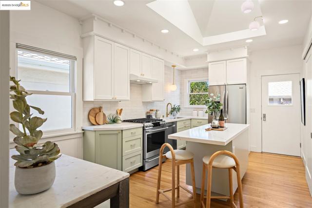 428 Cavour St, Oakland CA: https://media.crmls.org/mediaz/fa705de3-a596-4590-a9a0-a578250d959e.jpg
