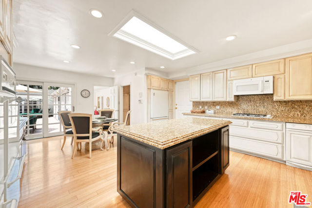 1148 COLDWATER CANYON Drive, Beverly Hills CA: https://media.crmls.org/mediaz/fa70eb10-41bc-4369-a0d8-3ba9d99545f2.jpg
