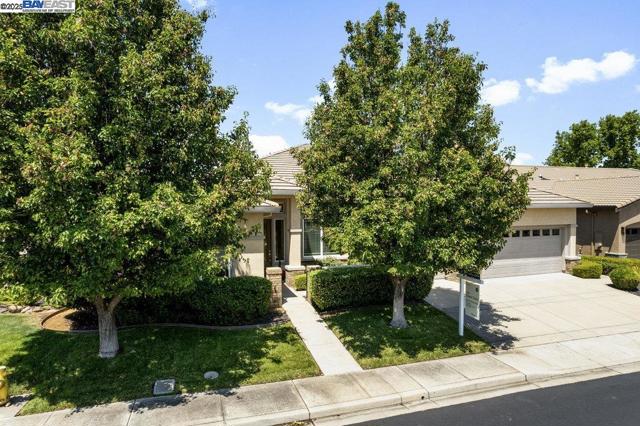 1123 Burghley Ln, Brentwood CA: https://media.crmls.org/mediaz/fa70fd46-1f0c-4f6f-887e-73131a1a202d.jpg