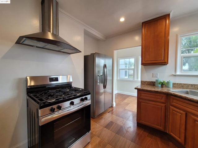 3504 68Th Ave, Oakland CA: https://media.crmls.org/mediaz/fa71b4c1-7ec1-45bd-942e-165e18d8ff06.jpg