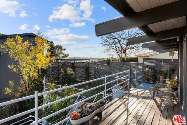2690 Hollyridge Drive, Los Angeles CA: https://media.crmls.org/mediaz/fa71feed-666d-4e3b-93cb-9deee8aabc91.jpg