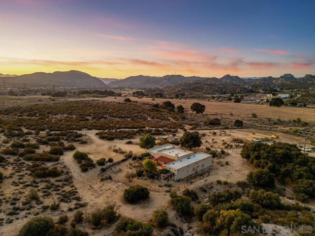 40760 Old Highway 80, Boulevard CA: https://media.crmls.org/mediaz/fa7218d4-c035-4c20-9ab3-09e132499380.jpg