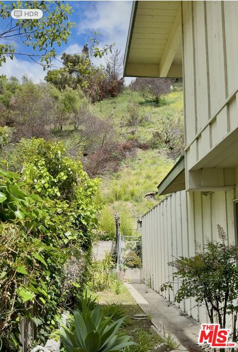 1053 Tellem Drive, Pacific Palisades CA: https://media.crmls.org/mediaz/fa72b9b0-39bb-4205-b0c3-fadc52e8a9ed.jpg
