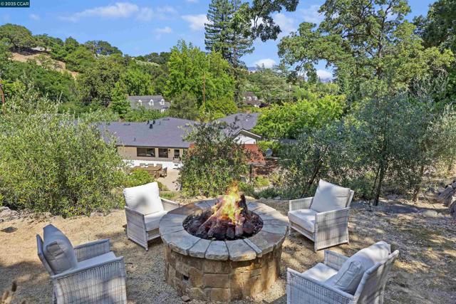 3363 Springhill Rd, Lafayette CA: https://media.crmls.org/mediaz/fa72bbb3-e1f6-463c-9061-16d14132a6c5.jpg