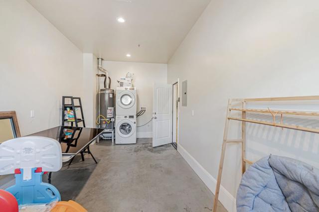 1633 15th Street, Oakland CA: https://media.crmls.org/mediaz/fa734732-9e49-4670-89d9-b57efadb6837.jpg