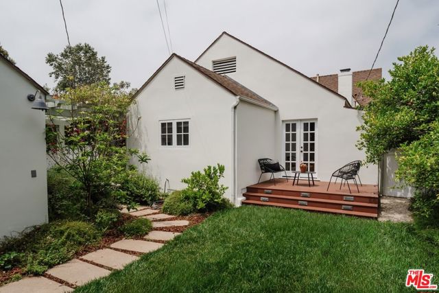 226 N Arden Boulevard, Los Angeles CA: https://media.crmls.org/mediaz/fa741fab-0a3e-4917-bac2-bf7617809dc3.jpg