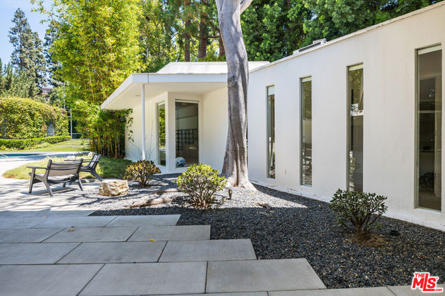1010 N Rexford Drive, Beverly Hills CA: https://media.crmls.org/mediaz/fa74278f-ebd4-4f22-ba7f-d1885396e55c.jpg