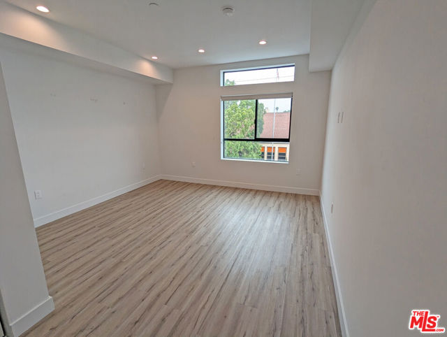 338 N Mariposa Avenue, Los Angeles CA: https://media.crmls.org/mediaz/fa743a7e-45b7-45db-81f4-05fa819930b2.jpg