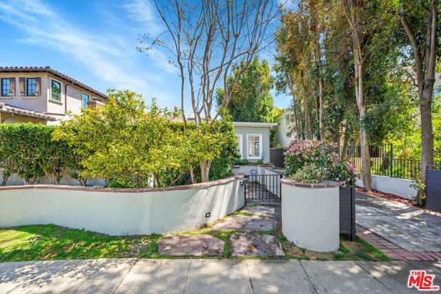 660 S Gretna Green Way, Los Angeles CA: https://media.crmls.org/mediaz/fa7575bb-6255-4ad8-b79f-0f08ceb9221b.jpg