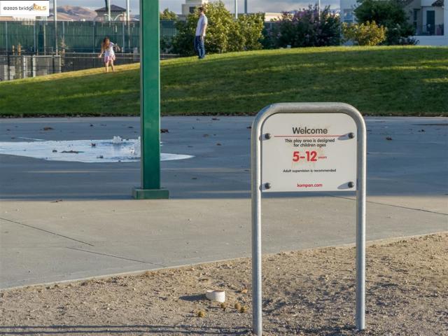 4153 Clarinbridge Cir, Dublin CA: https://media.crmls.org/mediaz/fa758cda-f3a2-4f3b-b5d9-50713b39927e.jpg