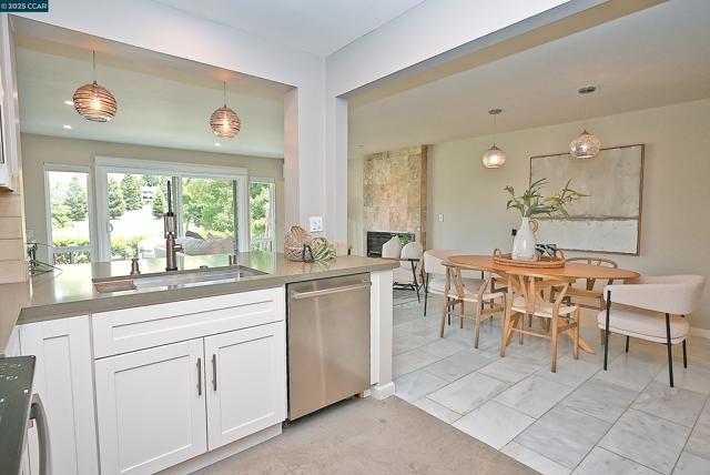 3434 Tice Creek Dr, Walnut Creek CA: https://media.crmls.org/mediaz/fa762729-3a4c-4586-a05e-d6b9b803e3b1.jpg