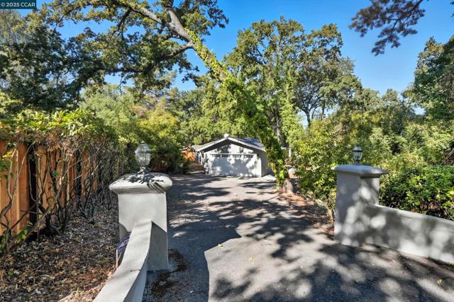 1016 Stone Valley Rd, Alamo CA: https://media.crmls.org/mediaz/fa773d2c-f147-4fef-bb8c-af1a4e6e78f5.jpg