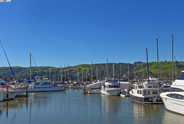 627 Military E St, Benicia CA: https://media.crmls.org/mediaz/fa775cc4-ec59-49b6-ade4-d36626ad60a0.jpg