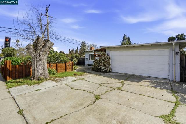 1990 Sunshine Dr, Concord CA: https://media.crmls.org/mediaz/fa7791f8-d292-47c6-b714-1ca905c9210c.jpg