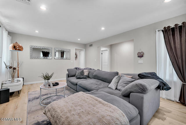 1118 Bright Glen Circle, Westlake Village CA: https://media.crmls.org/mediaz/fa77e715-757d-4af8-94a8-e0e3a654c5e3.jpg