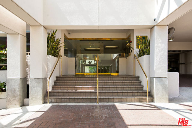 1131 Alta Loma Road, West Hollywood CA: https://media.crmls.org/mediaz/fa784b8c-3e69-4bcb-aad1-158d9134f5e7.jpg