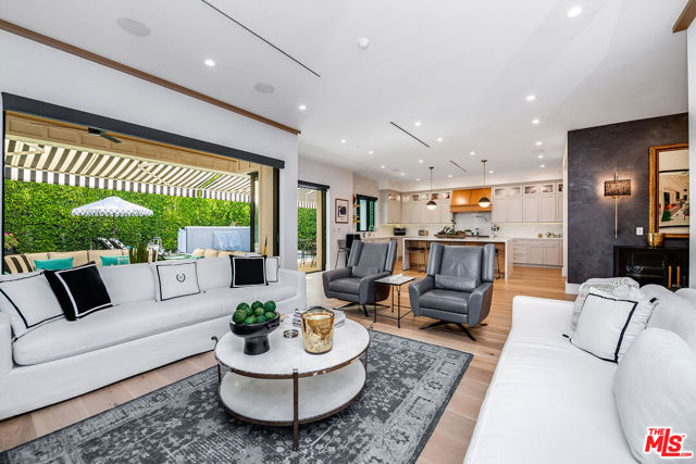 4365 Kraft Avenue, Studio City CA: https://media.crmls.org/mediaz/fa791300-165c-4408-8abc-35988f006af9.jpg