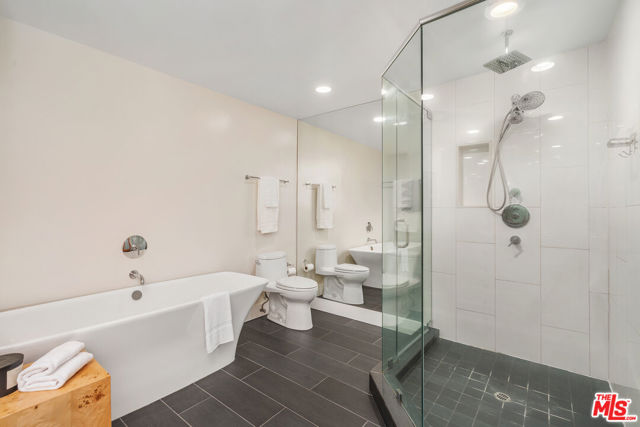 2771 Claray Drive, Los Angeles CA: https://media.crmls.org/mediaz/fa7a5579-14db-4402-a9d0-0631043a4359.jpg