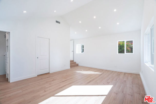 5822 Saloma Avenue, Sherman Oaks CA: https://media.crmls.org/mediaz/fa7a8158-dee8-4b6b-b427-742b7f6a080c.jpg