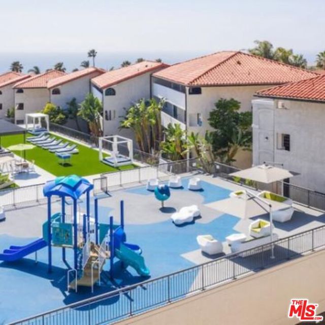 6600 Beachview Drive, Rancho Palos Verdes CA: https://media.crmls.org/mediaz/fa7b77b2-07a8-427d-b815-11d3164036d1.jpg