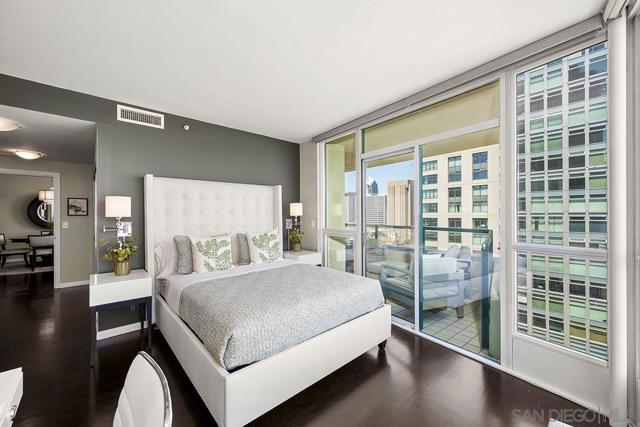 555 Front St, San Diego CA: https://media.crmls.org/mediaz/fa7bf968-987c-46df-9bf6-e79271def976.jpg