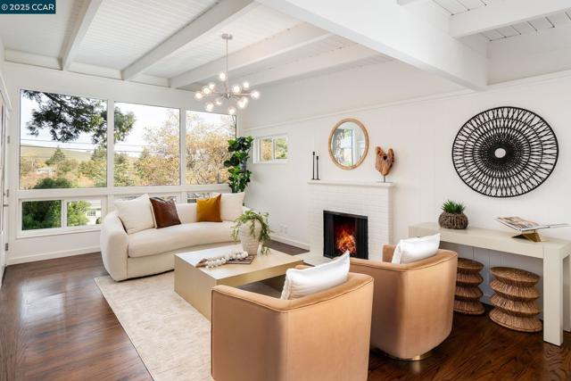 3337 S Lucille Ln, Lafayette CA: https://media.crmls.org/mediaz/fa7c01a1-dec9-4c92-b791-7b267eaa4ca8.jpg