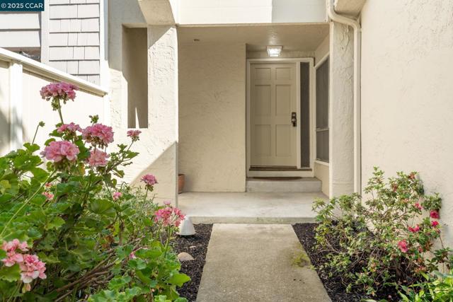 1706 Siskiyou Dr, Walnut Creek CA: https://media.crmls.org/mediaz/fa7d6a88-e02d-4917-a365-216255c38421.jpg