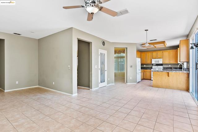 2 Quiet Path Ct, Pittsburg CA: https://media.crmls.org/mediaz/fa7dfee5-9256-46b5-a887-05aa38d74deb.jpg