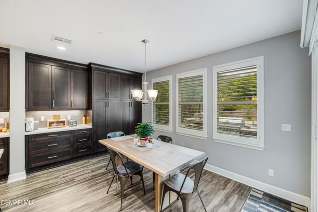 6923 Ridgemark Court, Moorpark CA: https://media.crmls.org/mediaz/fa7e9143-51af-43c0-b9c1-f12c806980b3.jpg