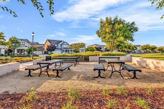 2305 Augusta Ave, Tracy CA: https://media.crmls.org/mediaz/fa7eef93-e146-41ef-b68e-d3d51bf21d2c.jpg