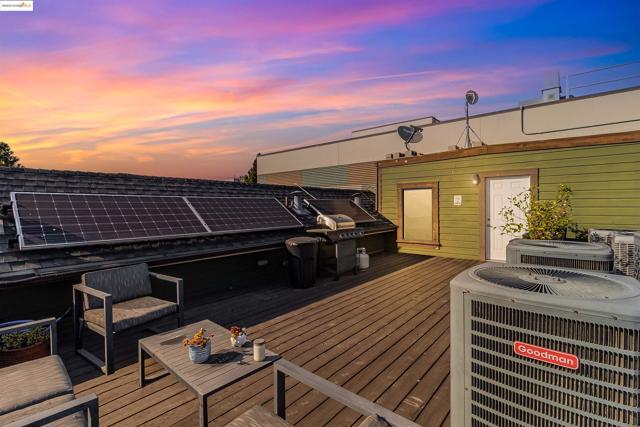 410 Webster St, Oakland CA: https://media.crmls.org/mediaz/fa7fd55b-0e66-4470-ae78-d549edc47f7d.jpg