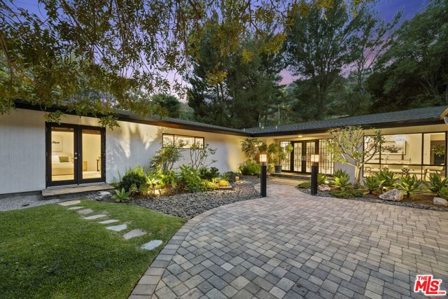 8630 Allenwood Road, Los Angeles CA: https://media.crmls.org/mediaz/fa7ff85f-6bea-4d43-8587-514541470af2.jpg