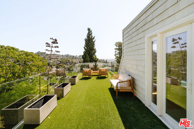 2261 Vasanta Way, Los Angeles CA: https://media.crmls.org/mediaz/fa80cade-8fe6-4ec6-bc84-94b11ebef152.jpg