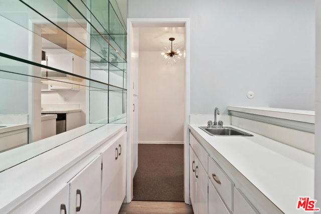 927 N Kings Road, West Hollywood CA: https://media.crmls.org/mediaz/fa811907-ea3e-4410-9cf0-59d63f03b809.jpg