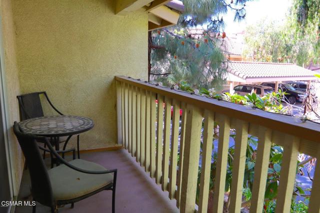 637 Indian Oak Lane, Oak Park CA: https://media.crmls.org/mediaz/fa81a2a5-1805-45e4-bf41-f506bff81806.jpg