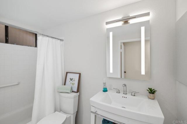 8370 Via Sonoma, La Jolla CA: https://media.crmls.org/mediaz/fa81e4b1-5467-41a8-b5db-46060552f127.jpg