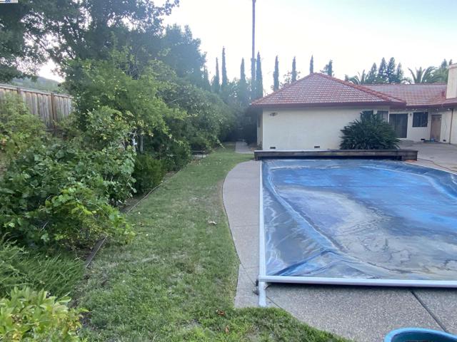 11 Foothill Lane, Pleasanton CA: https://media.crmls.org/mediaz/fa833415-0839-4921-805a-d5ab5ac3297d.jpg