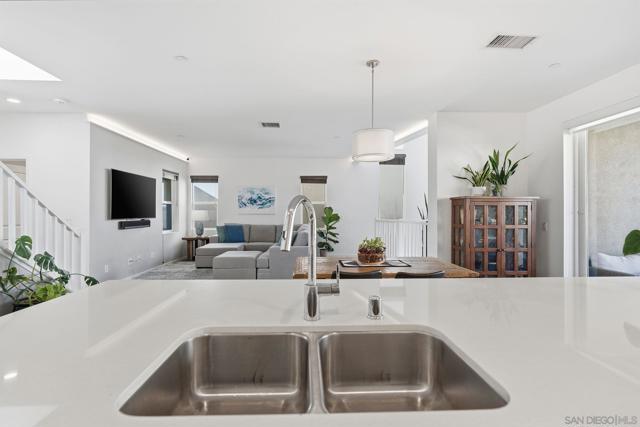 8337 Summit way, San Diego CA: https://media.crmls.org/mediaz/fa83ed65-fbd6-4e3f-b0d9-90bf53d0023b.jpg