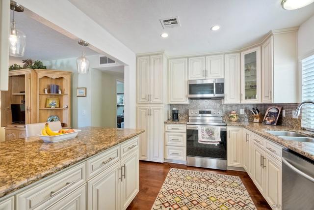 17476 Plaza Cerado, San Diego CA: https://media.crmls.org/mediaz/fa844253-9e47-4d1f-a84e-7255c0e568a7.jpg