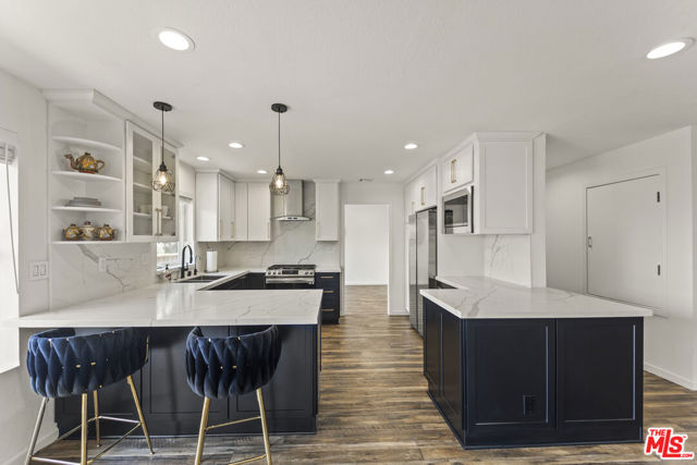 11621 Sunshine Terrace, Studio City CA: https://media.crmls.org/mediaz/fa844b7f-2ab0-4eb8-a17b-0abd45a201ed.jpg