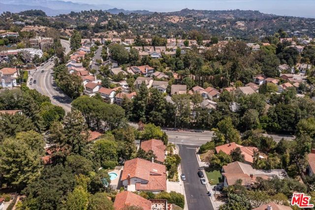 10411 Windtree Drive, Bel Air CA: https://media.crmls.org/mediaz/fa8495e9-e2a2-4a0c-8a1d-d54a7e0fdfe4.jpg