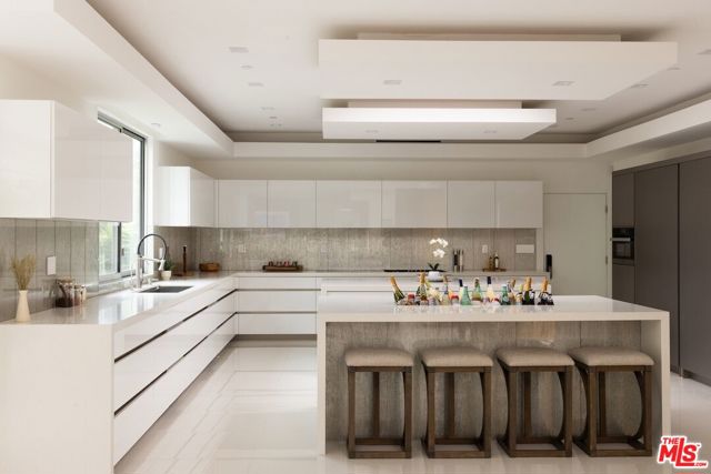 1124 Summit Drive, Beverly Hills CA: https://media.crmls.org/mediaz/fa852f4d-440c-451a-89ab-ff6f80ab56fe.jpg